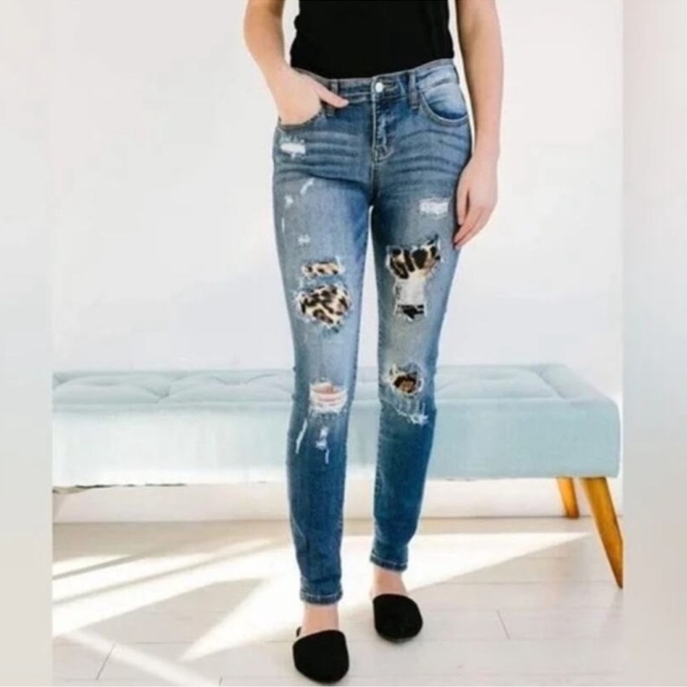Judy Blue Skinny Fit distressed Leopard Patch Print
Jeans 32
